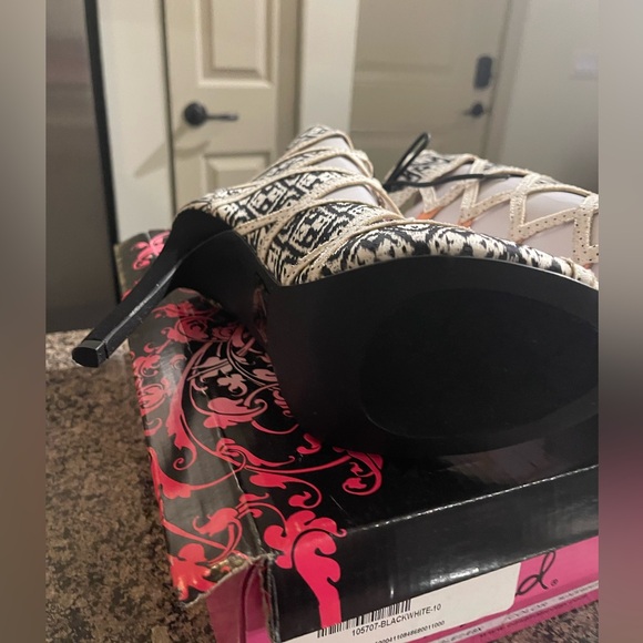 Qupid Black and White Ankle Heel Size 10 - Picture 3 of 5